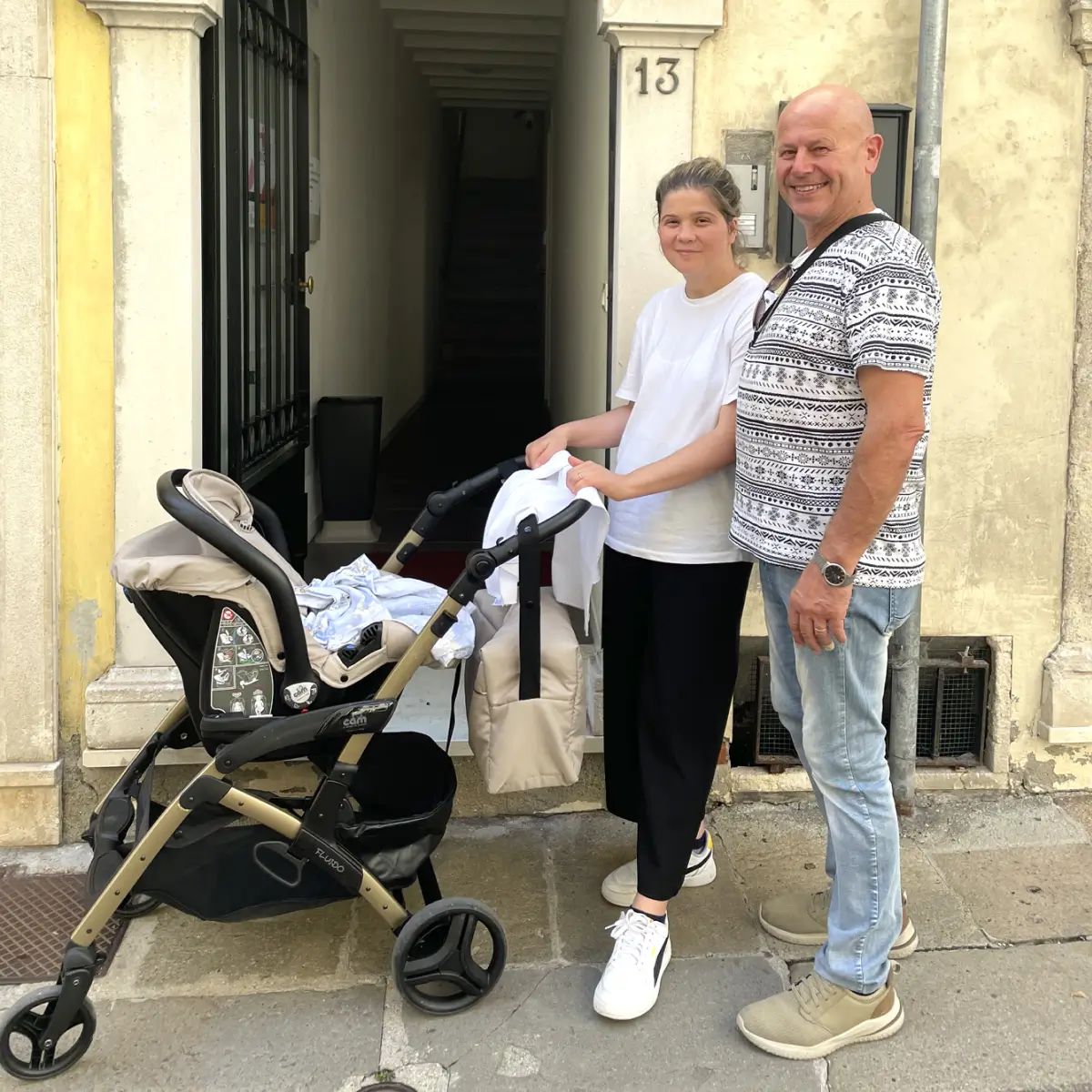 Famiglia all'ingresso della casa ospitale