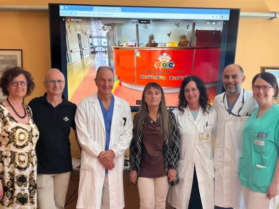 Foto con dottori e infermieri per la donazione dei gambaletti pediatrici