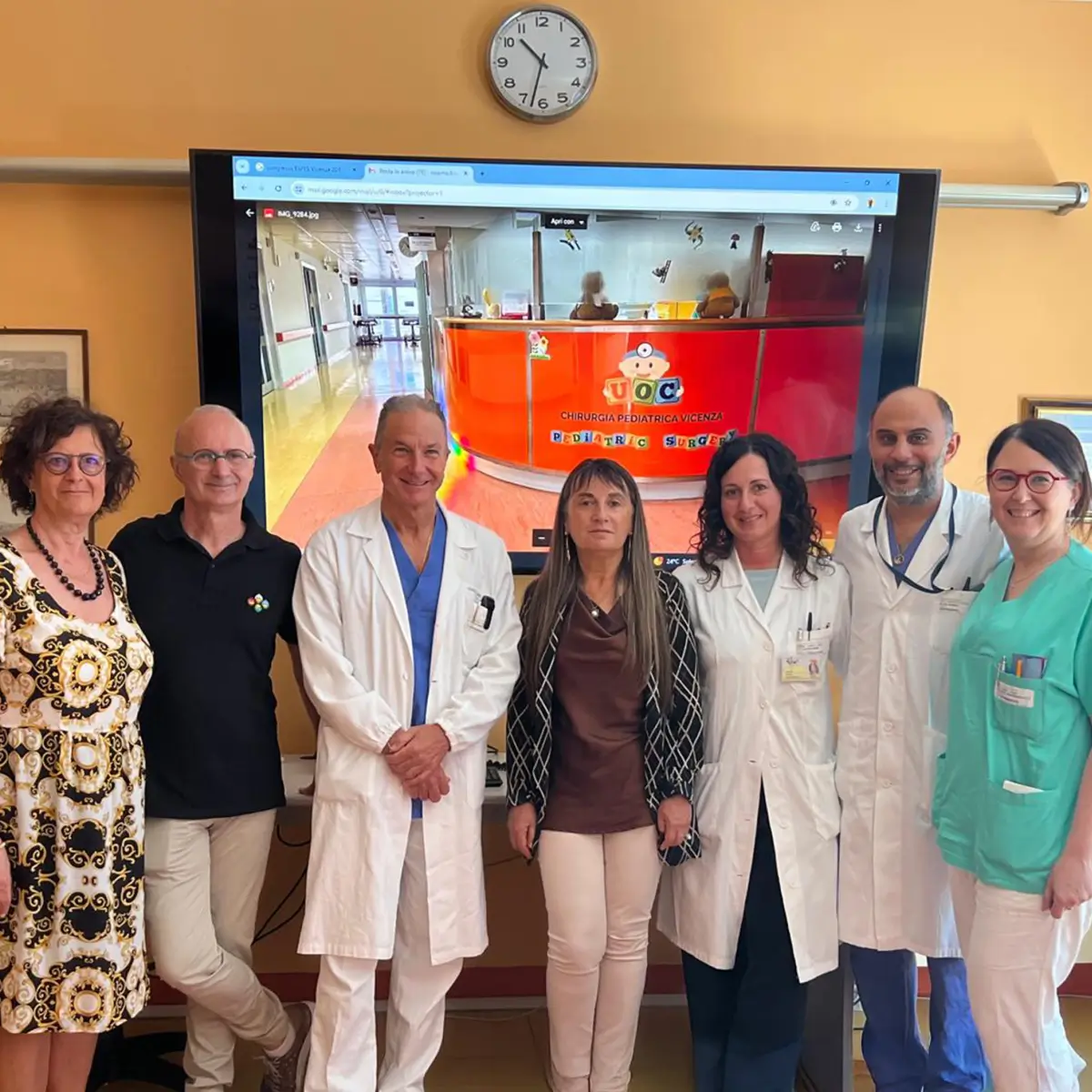 Foto con dottori e infermieri per la donazione dei gambaletti pediatrici