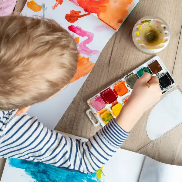 Bambino che colora