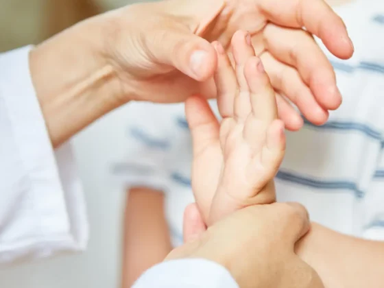 MAni di un dottore e di un bambino