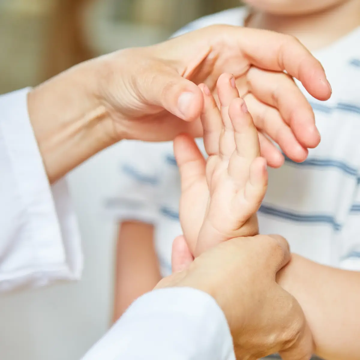 MAni di un dottore e di un bambino