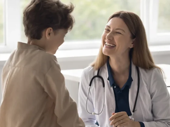 Dottoressa in supporto di un bambino