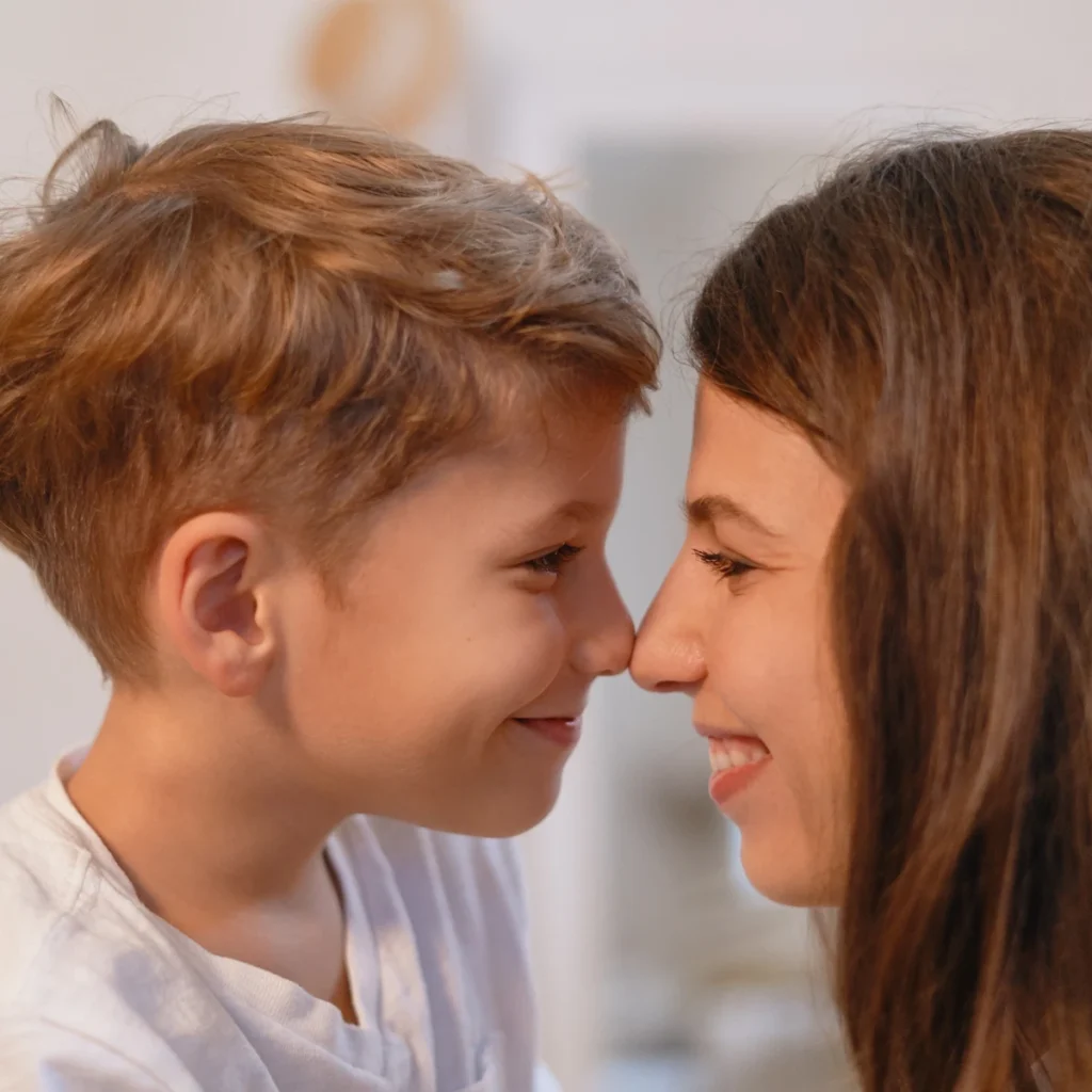 Mamma con figlio che giocano
