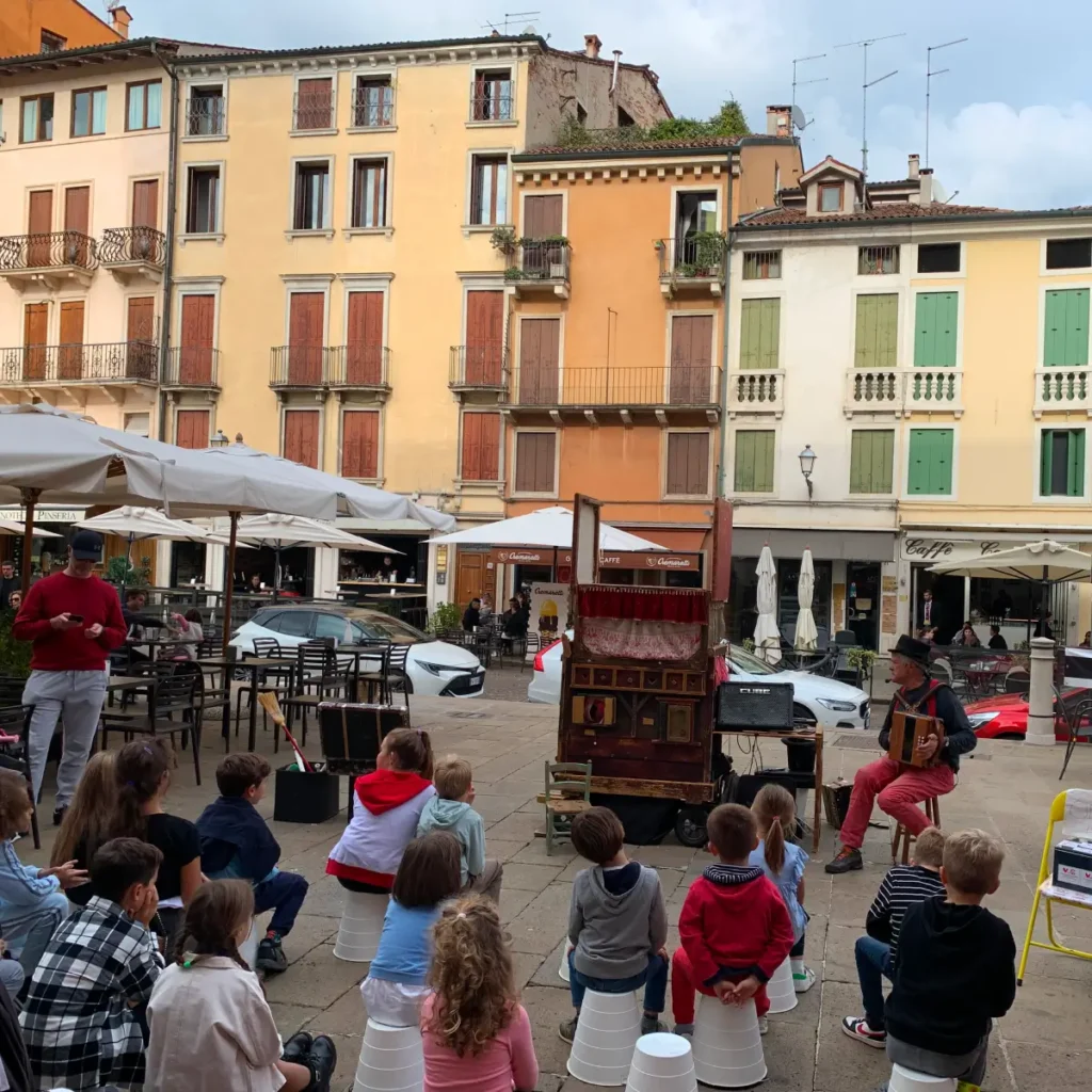 Evento in piazza delle Erbe a Vicenza con il giocoliere