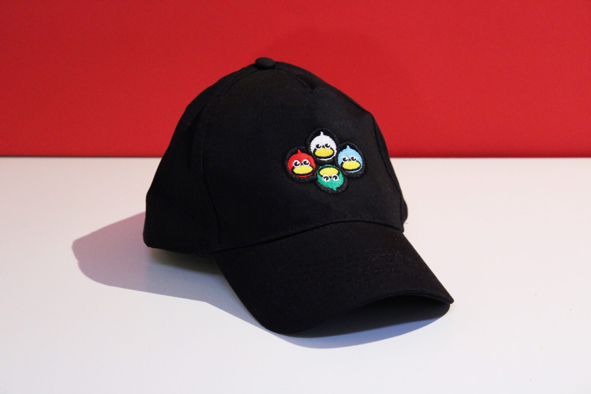 Cappellino nero con logo colorato 🧢 Un piccolo oggetto che porta con s&eacute; un significato pi&ugrave; grande: un gesto semplice per sostenere e condividere un messaggio.  Donazione minima consapevole a partire da 10 &euro; 💛
