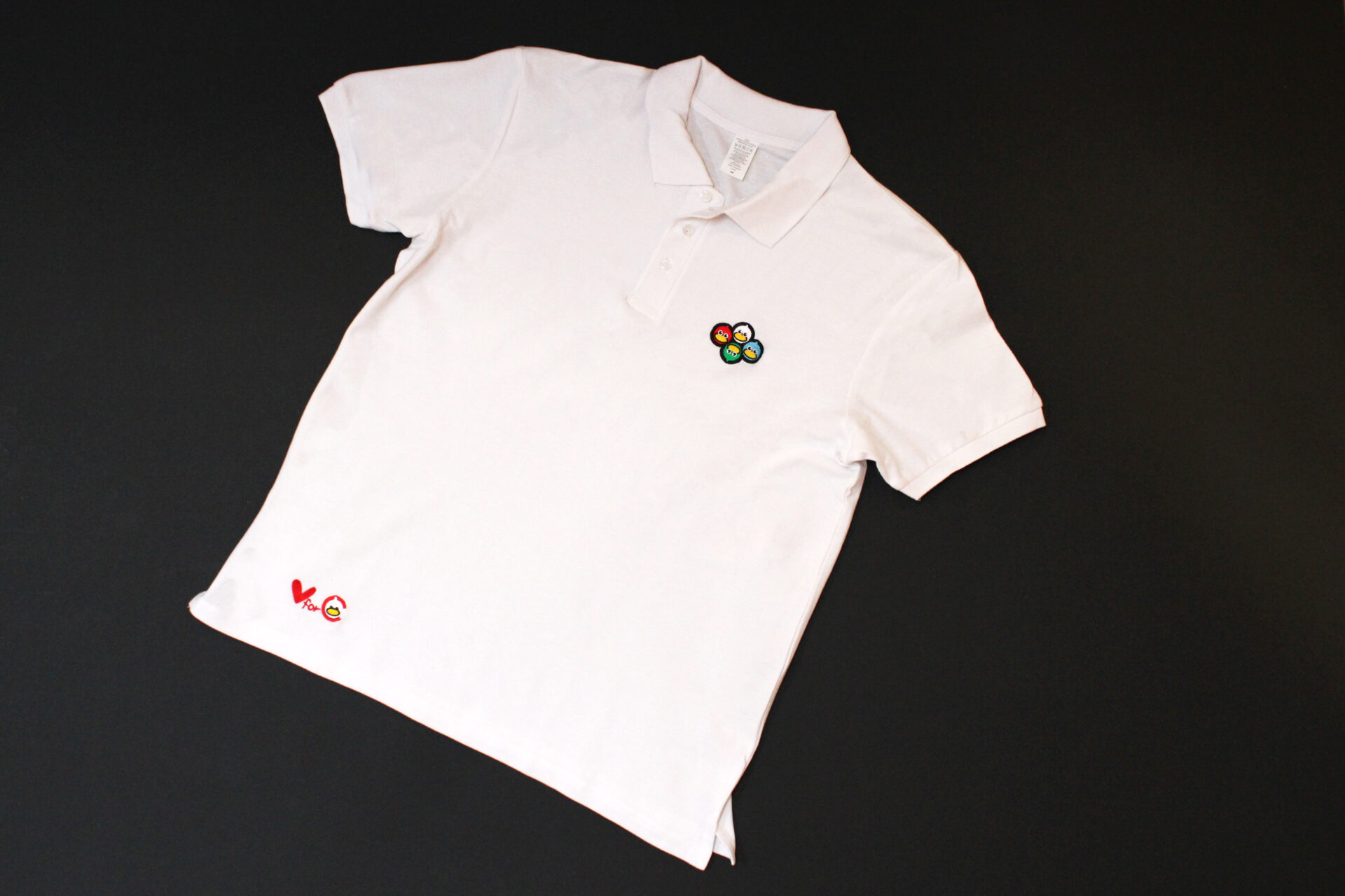 Polo uomo e donna 👕 Disponibile in 3 colori basici, perfetta se non sei troppo sportivo ma vuoi comunque darci una mano con stile Donazione minima consapevole a partire da 20 &euro; 💛