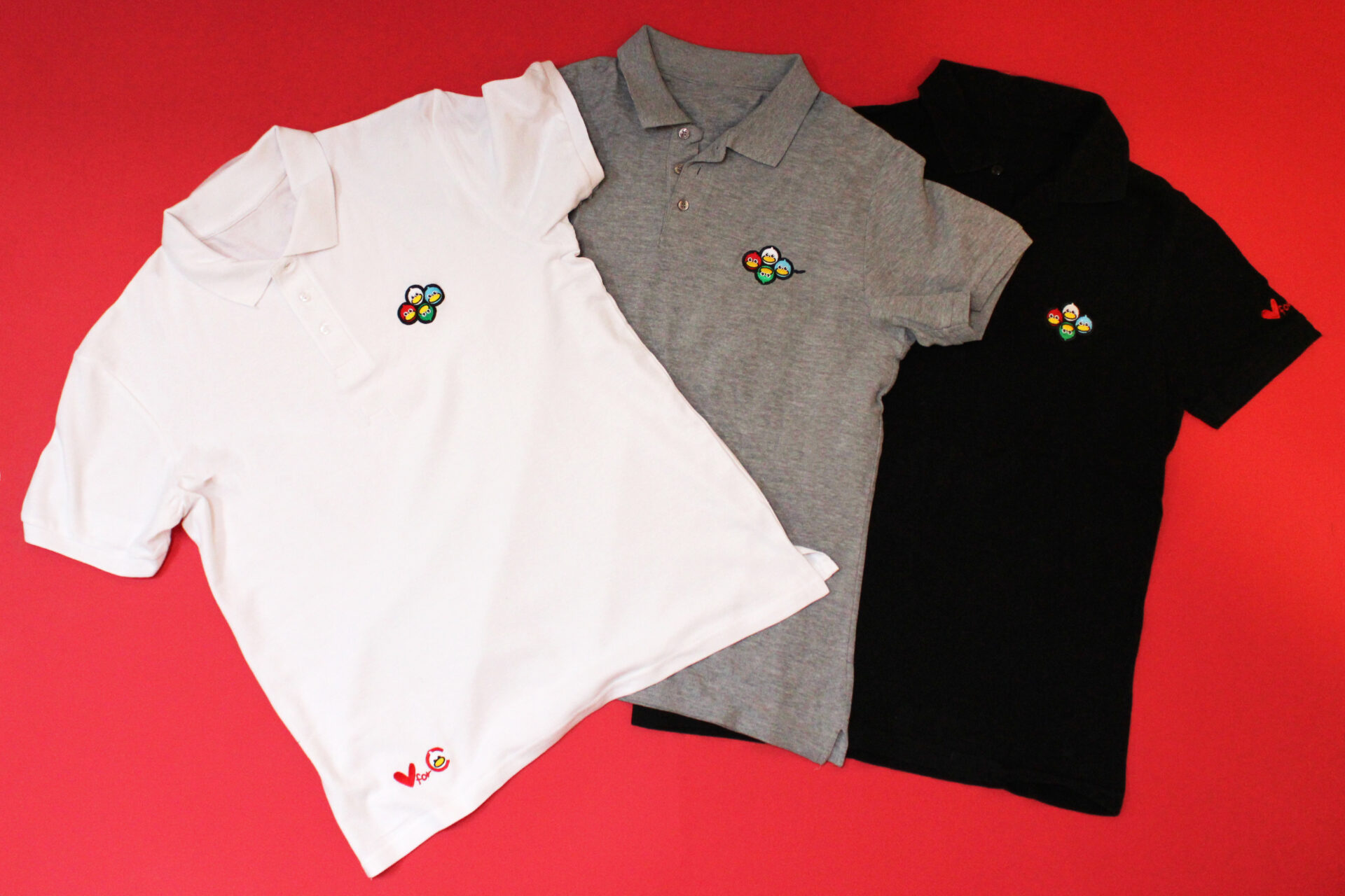 Polo uomo e donna 👕 Disponibile in 3 colori basici, perfetta se non sei troppo sportivo ma vuoi comunque darci una mano con stile Donazione minima consapevole a partire da 20 &euro; 💛