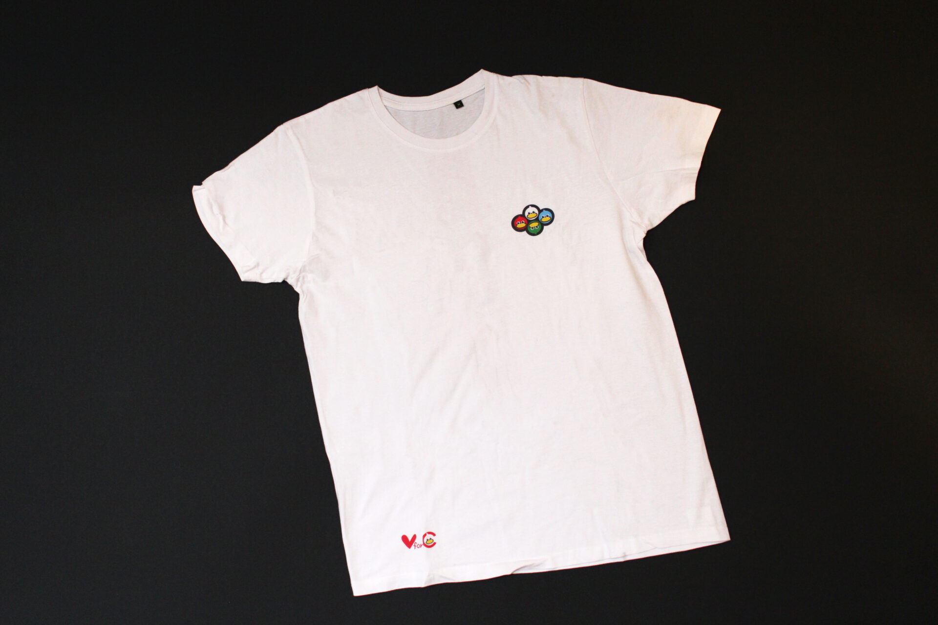 T-shirt con grafica fronte e retro 👕 Disponibili in vari colori, perfette per portare il messaggio sempre con te! Donazione minima consapevole a partire da 15 &euro; 💛