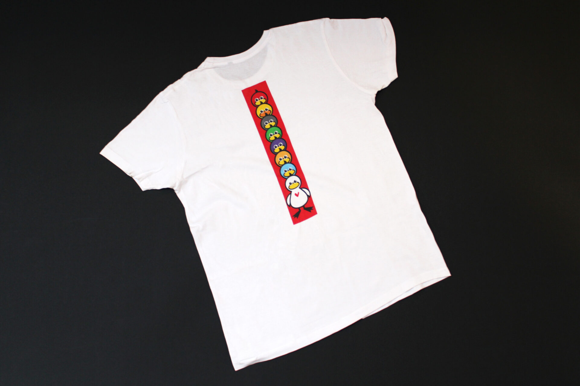 T-shirt con grafica fronte e retro 👕 Disponibili in vari colori, perfette per portare il messaggio sempre con te! Donazione minima consapevole a partire da 15 &euro; 💛